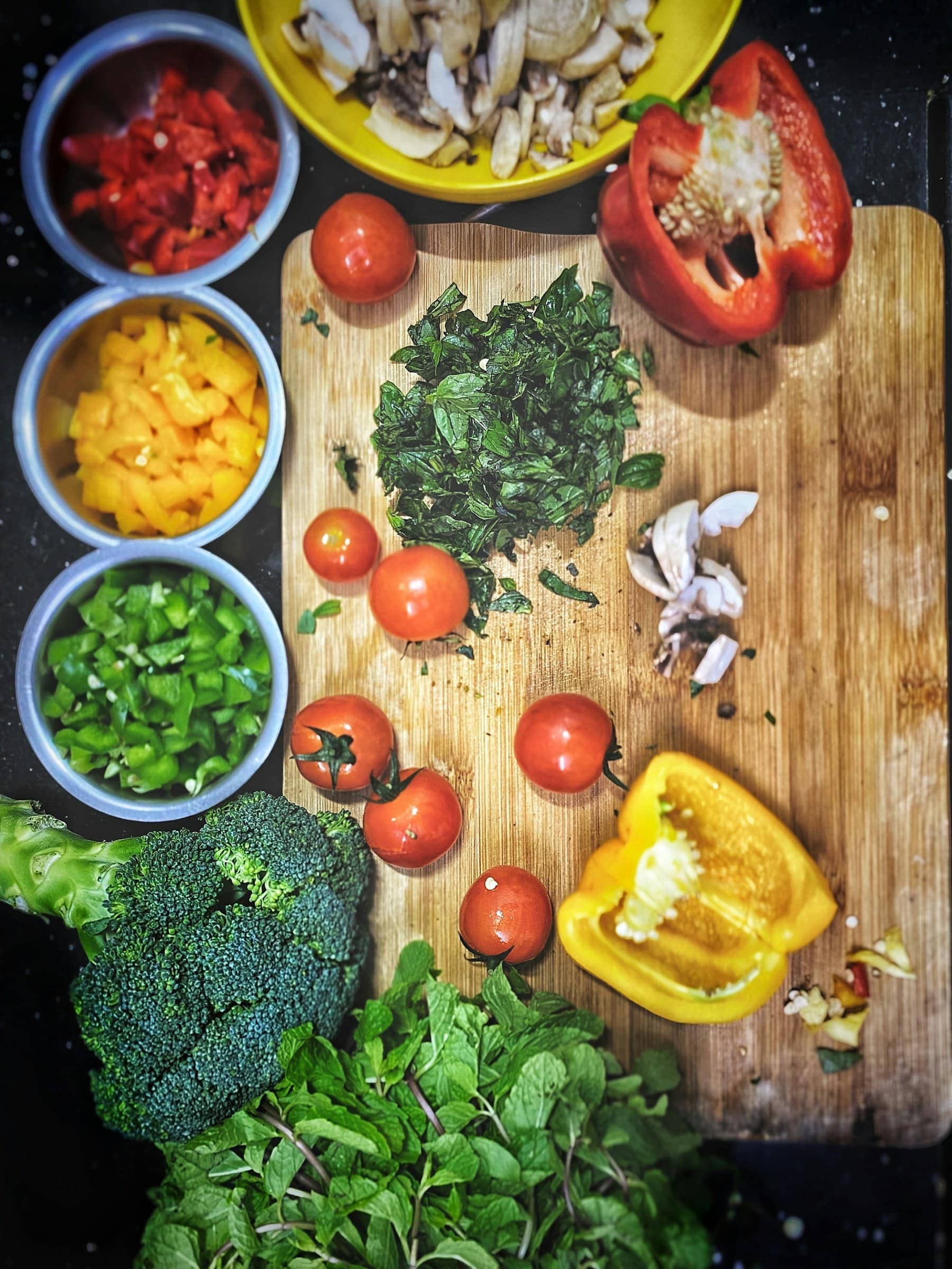 Des légumes frais coupés sur une planche à découper en bois