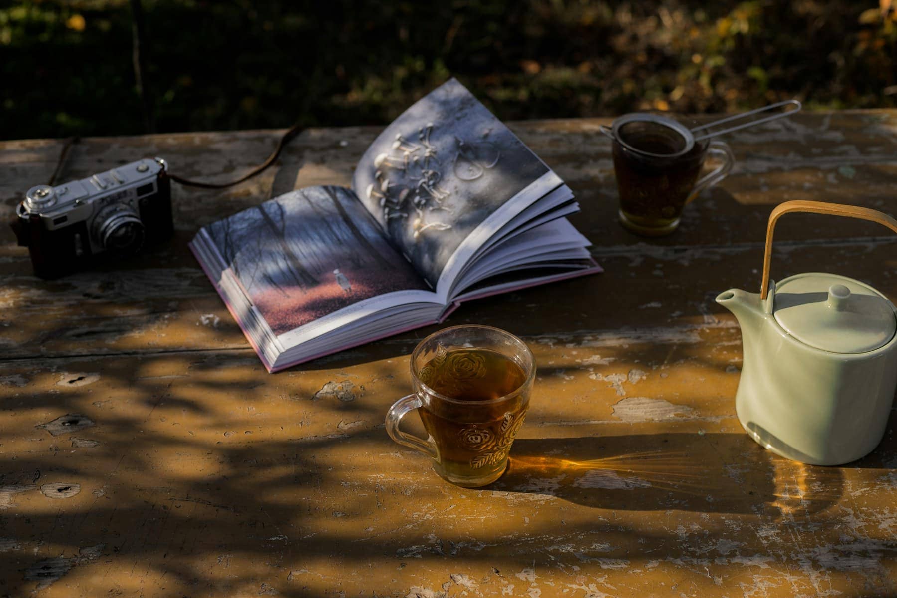 Un carnet et une tasse de café sur une table en bois