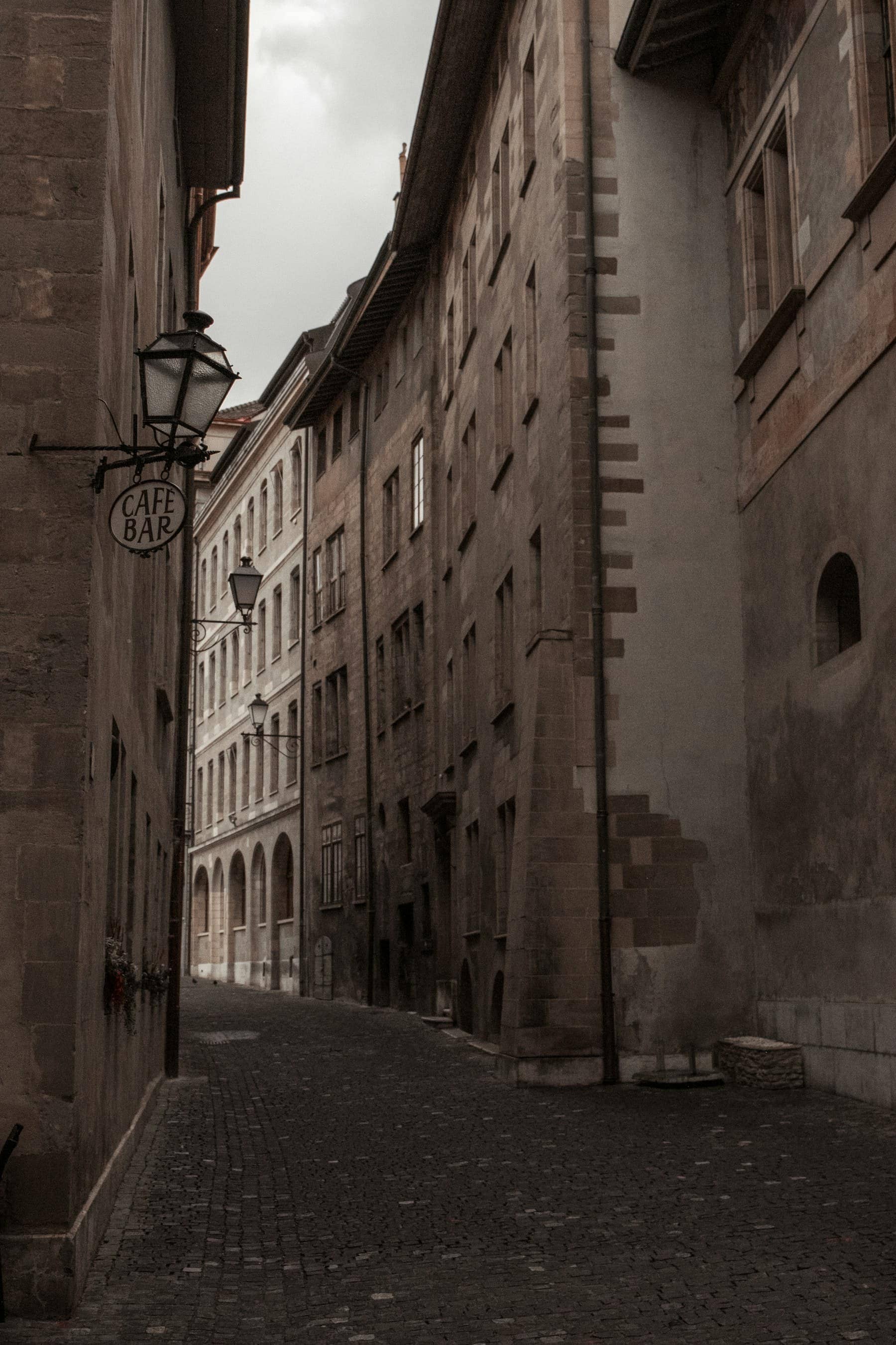 Une rue pavée calme bordée de bâtiments anciens