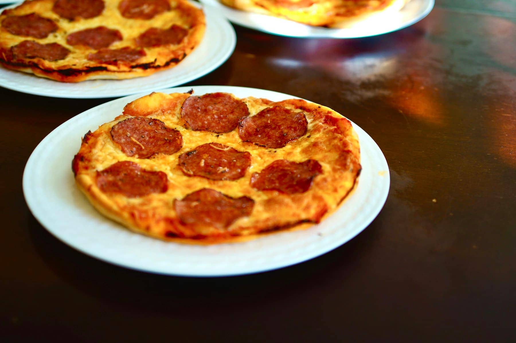 Une part de tarte sur une assiette en céramique blanche