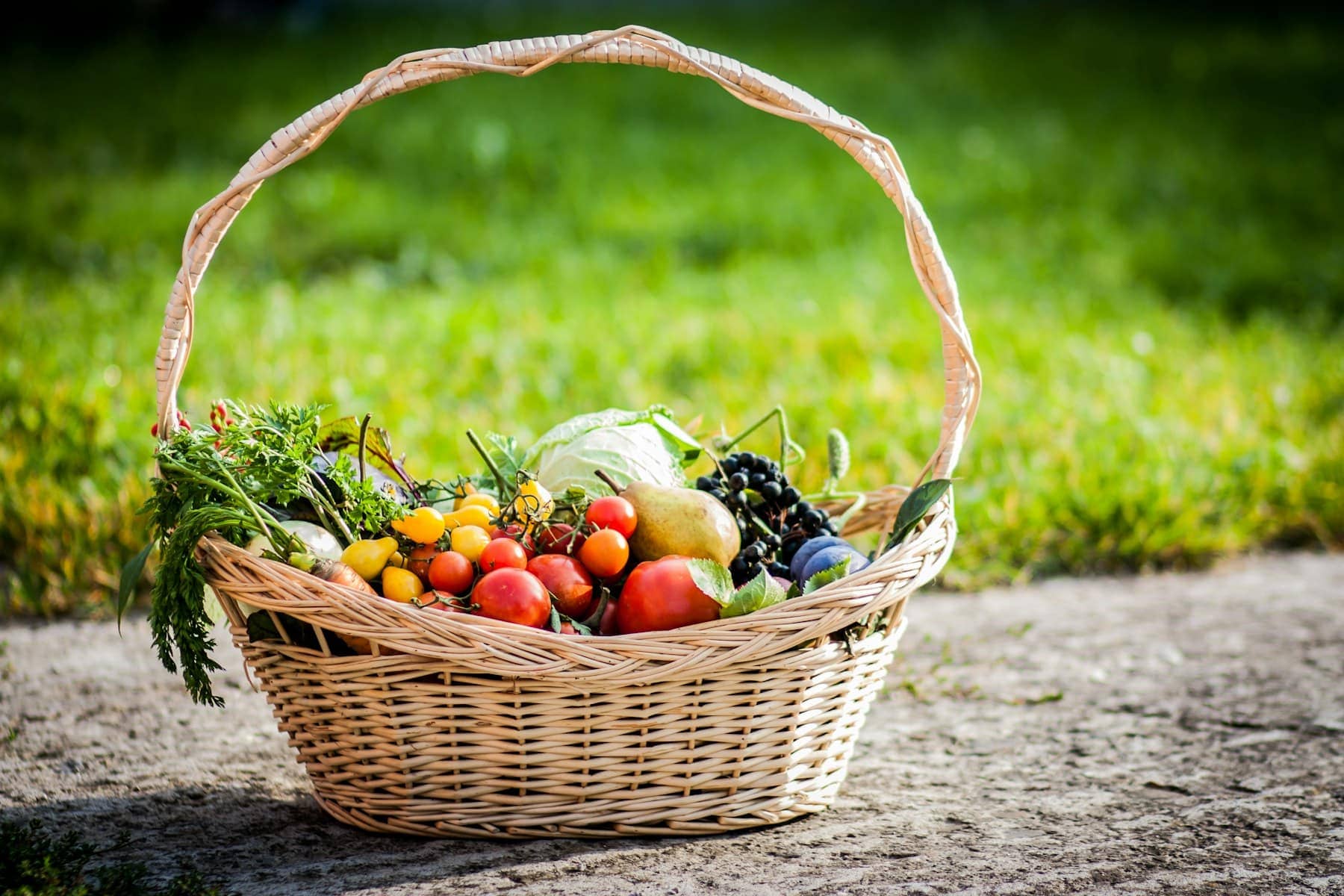 Un panier en osier rempli de fruits et de légumes variés