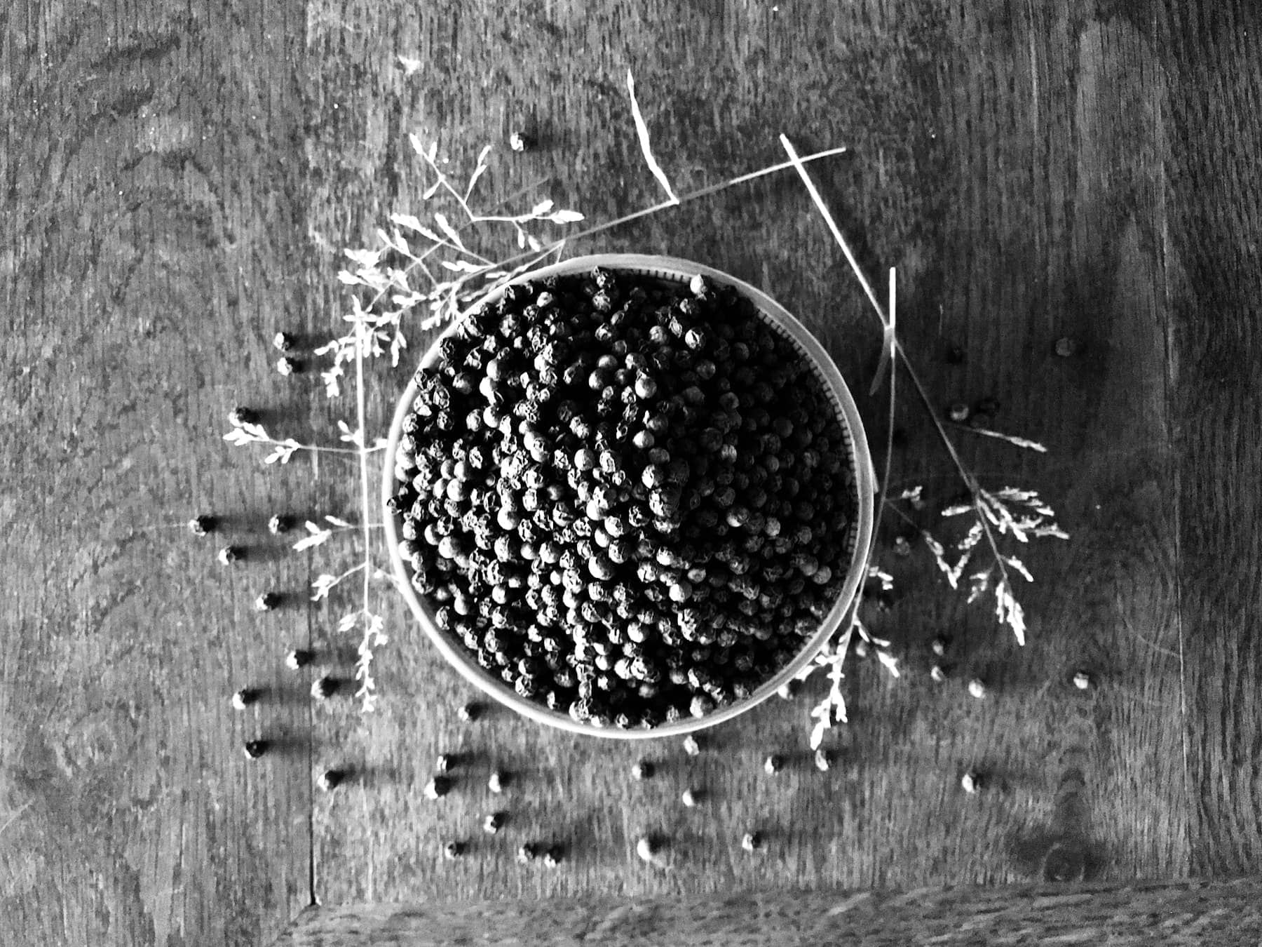 Un bol de graines et de céréales complètes sur une table en bois